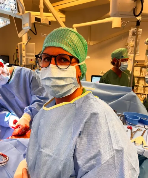 Foto van Petra aan de operatietafels in operatietenue.