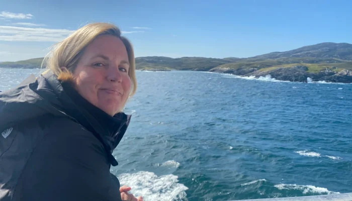 Foto van Petra, uitkijkend over de zee met rotsen op de achtergrond